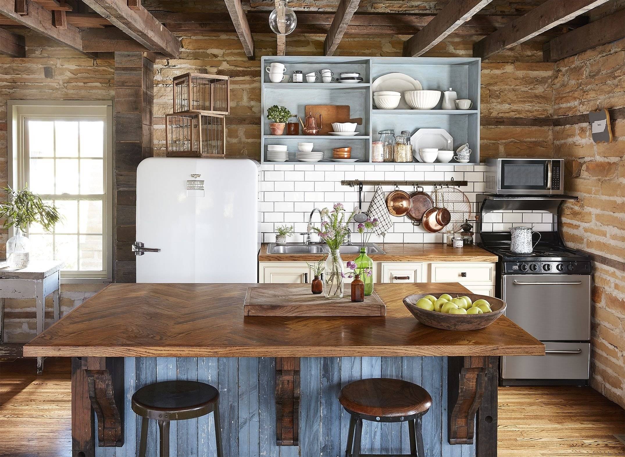 89 фото-идей дизайна в духе кантри и прованса: интерьеры кухонь в деревенском стиле