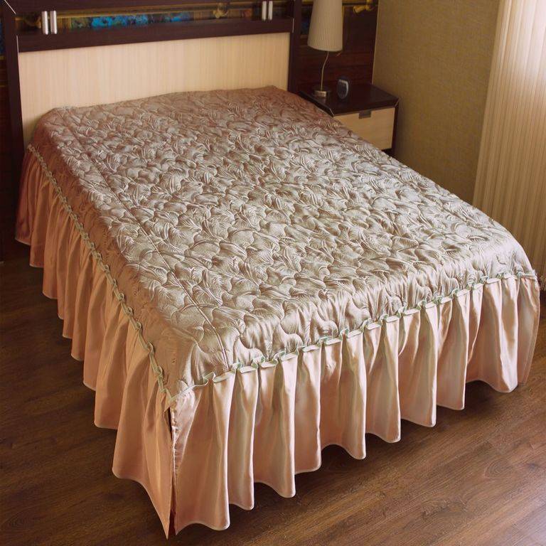 Красивые 2 х спальные покрывала. Покрывало Cloris 220 240 серый. Покрывало с оборкой на кровать. Накидка на кровать в спальню. Покрывало на кровать с оборками.