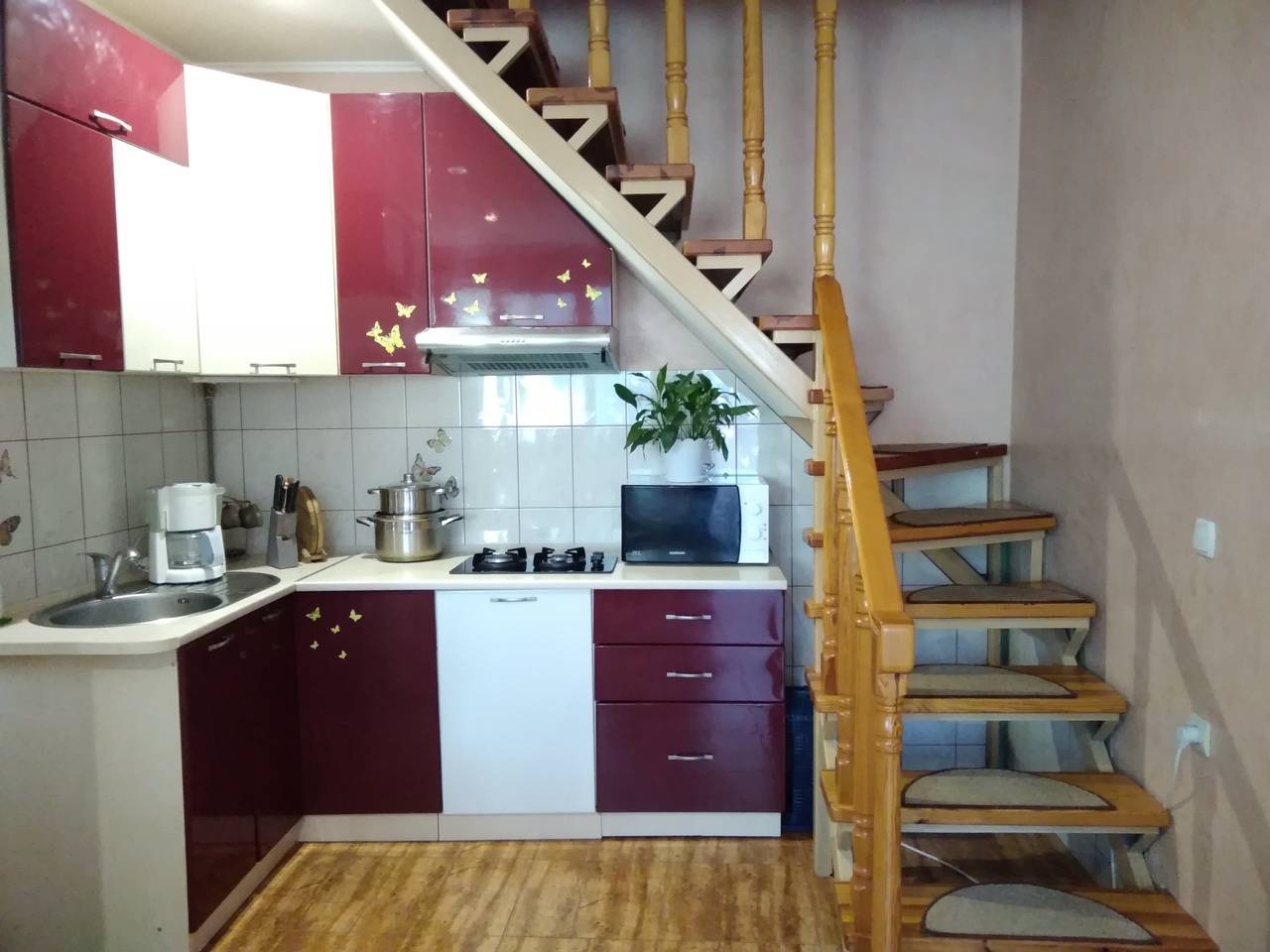 Кухни с лестницей дизайн: кухня в частном доме рядом лестницей на второй этаж (40 фото)