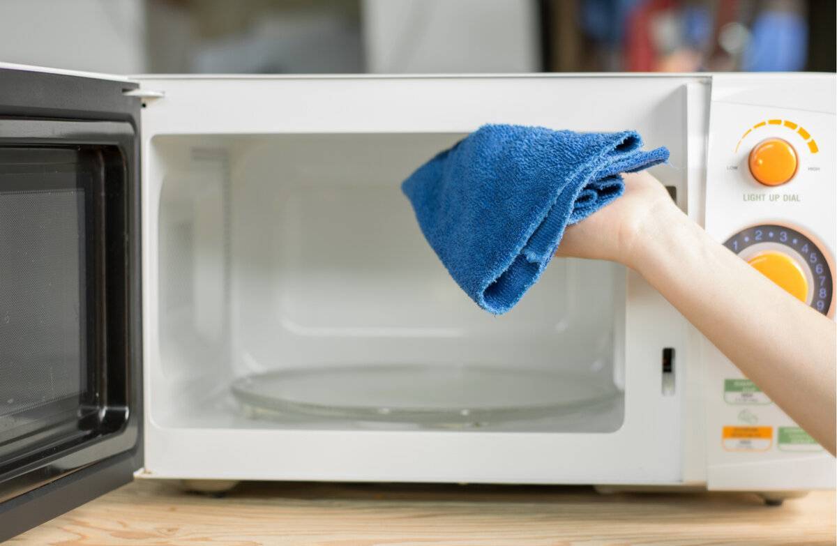 Как быстро почистить и отмыть микроволновку от старого жира внутри и снаружи в домашних условиях