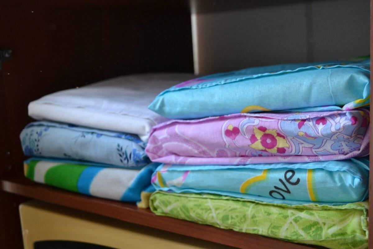 Как сложить постельное белье в наволочку пошагово. складываем постельное белье разными методами: от бабушкиного до японского по конмари