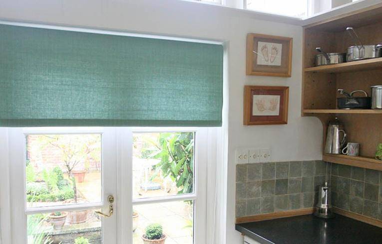 На что ориентироваться выбирая рулонные шторы на пластиковые окна: особенности материалов