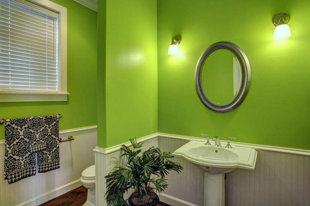 Какой краской можно покрасить в ванной. Краска для ванной комнаты для стен. Ванная с окрашенными стенами. Зеленая стена в ванной. Окрашенные стены в ванной.