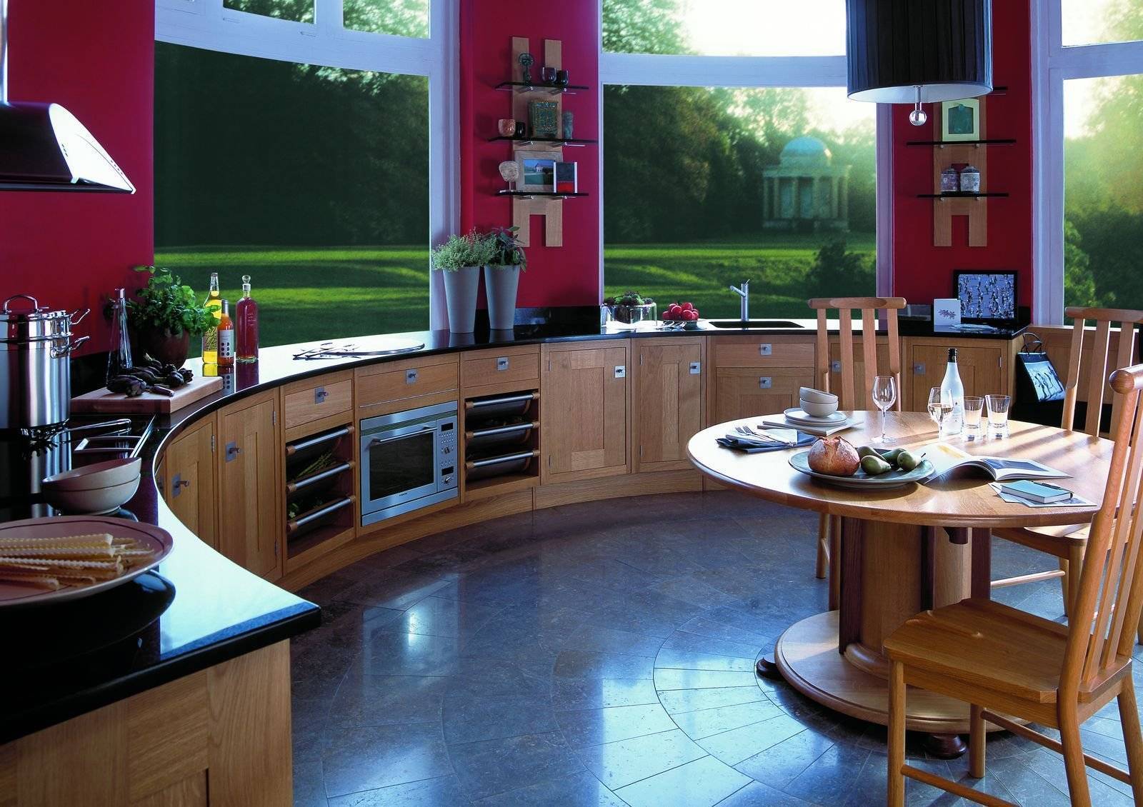 Кухни с радиусными фасадами: радиусный кухонный гарнитур с барной стойкой