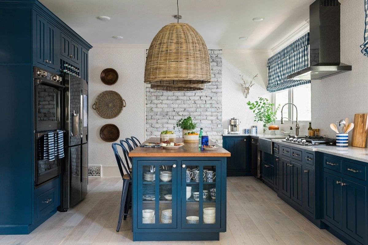 Серая кухня с деревянной столешницей и фартуком с яркими акцентами в интерьере: сочетание цветов
 - 38 фото