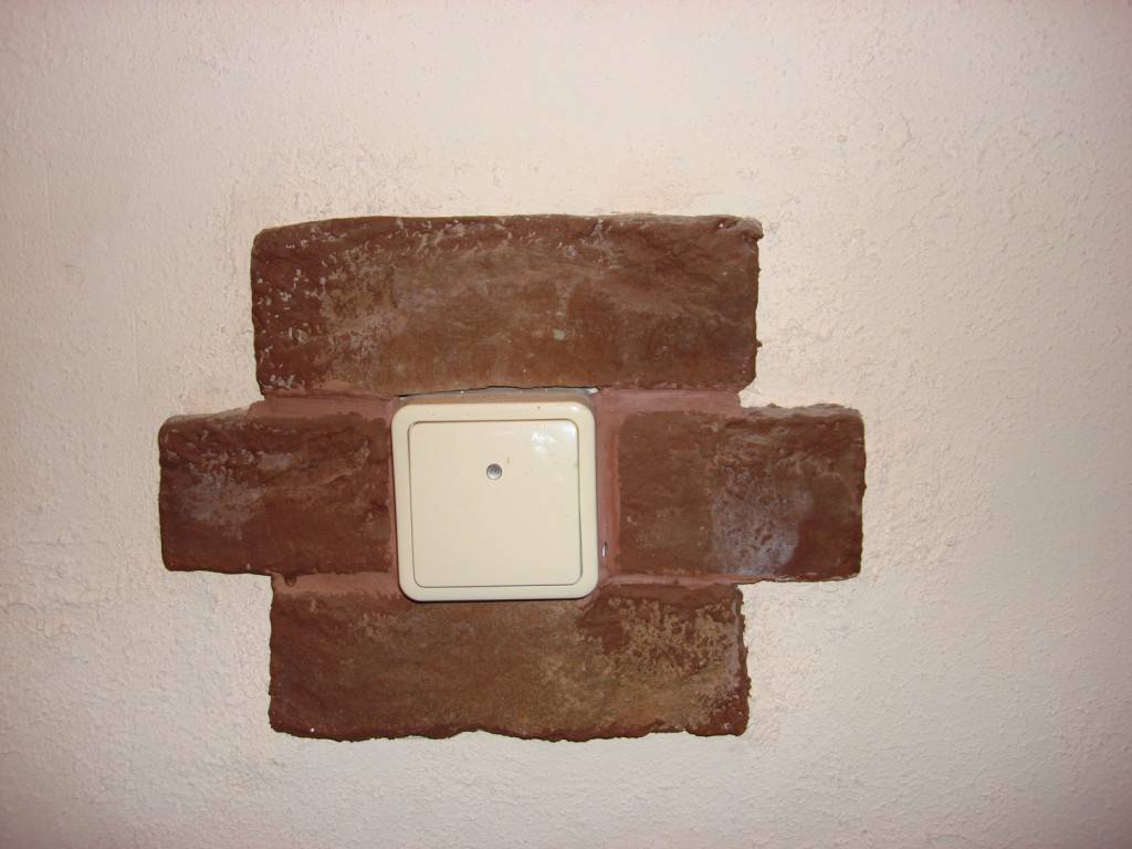 Внутренняя отделка стен в квартире гипсовой плиткой под камень
