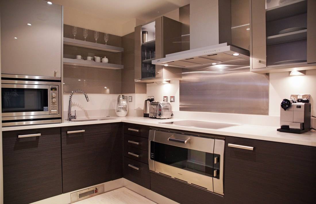 Бело-коричневая кухня: 90 фото идей дизайна, белая кухня с коричневой столешницей