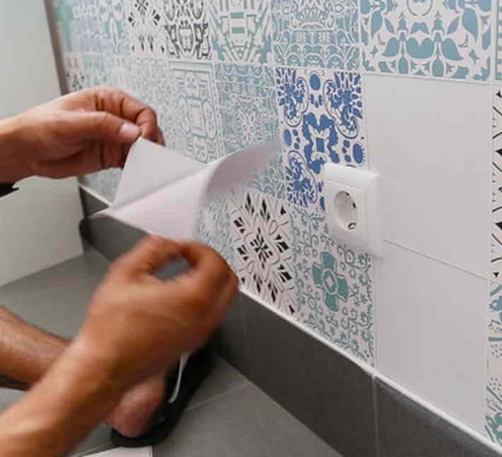 Как обновить старую плитку в ванной и кафель на кухне своими руками: практические способы