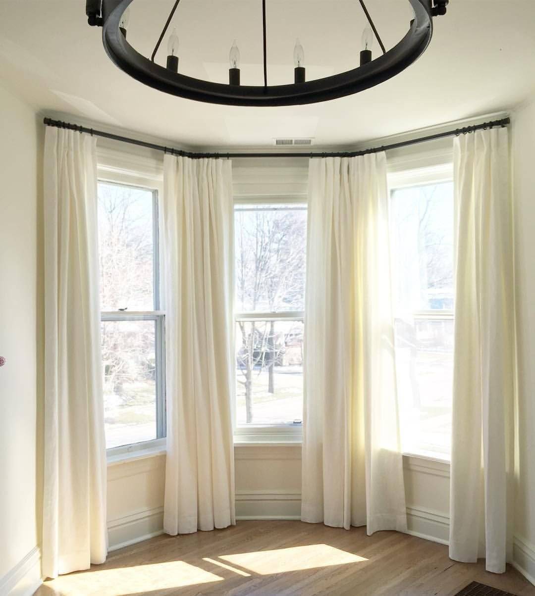 Дизайн гостиной с эркером (48 фото): оформление интерьера комнаты с эркерным окном, как обустроить гостиную площадью 35 кв. м
