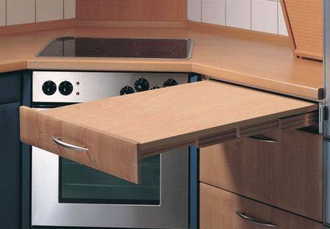 Выдвижная столешница на кухне: встроенный кухонный стол с передвижным механизмом