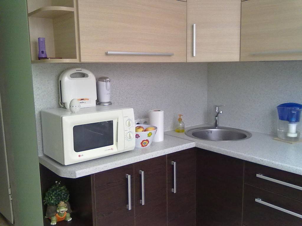 Куда поставить микроволновку на кухне: 22 совета