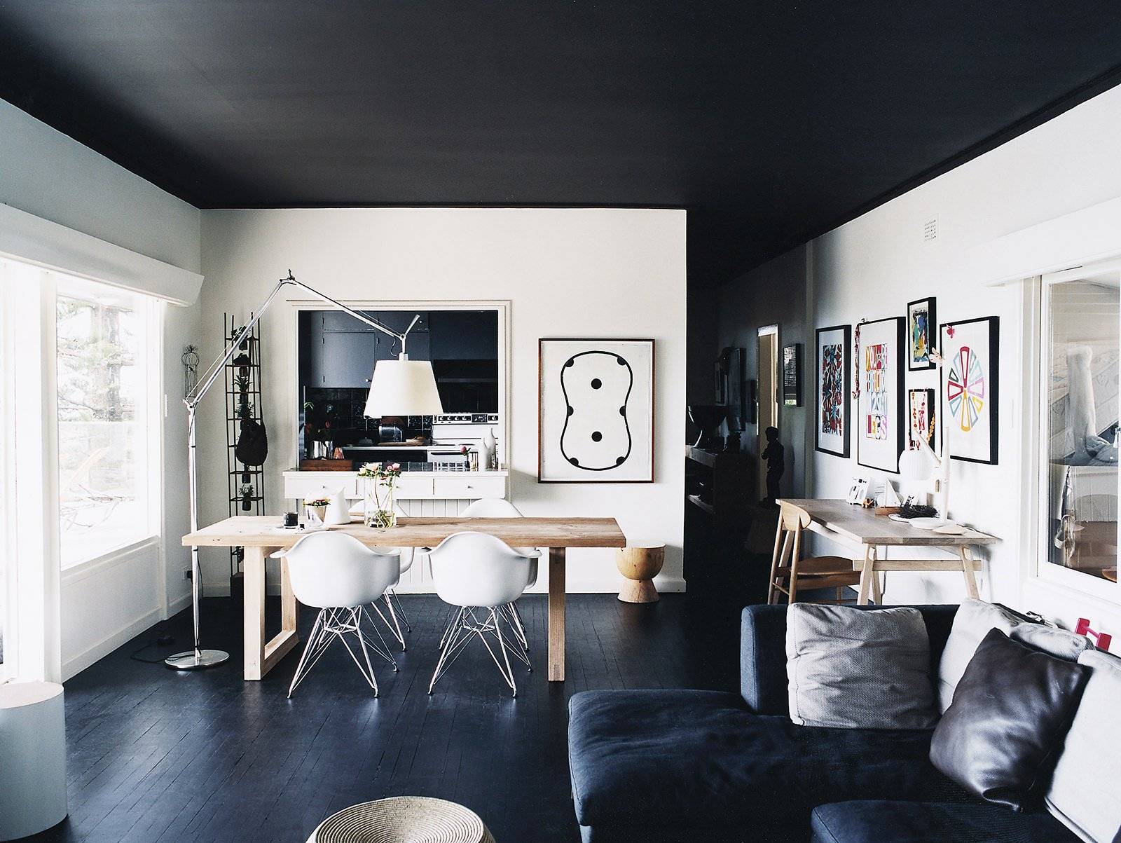 Дизайн гостиной в черно-белых тонах, черно белый интерьер, обои и стенка в гостиной