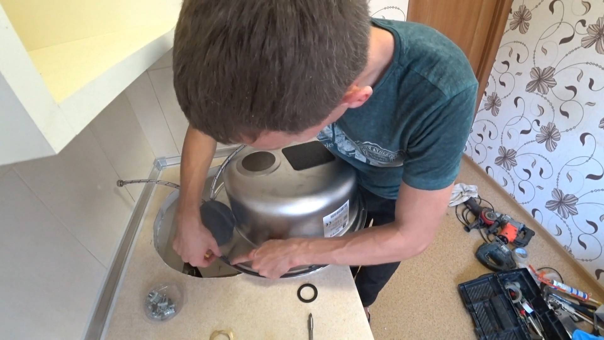 Как установить мойку из нержавейки на тумбу: инструкция, как правильно сделать, собрать и применить крепление для накладной раковины 80 см на кухню