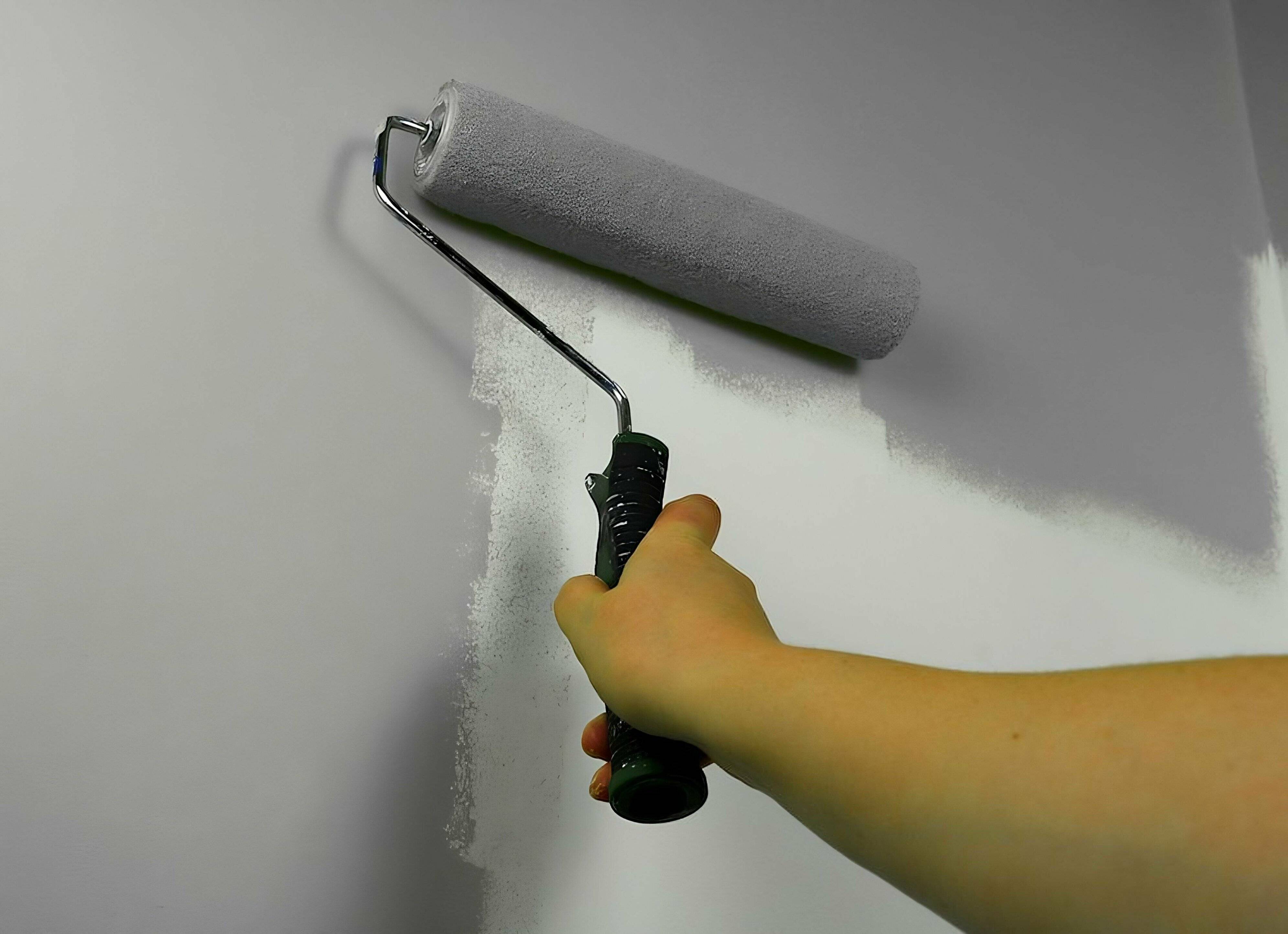 Как самостоятельно покрасить обои под покраску. Валик для краски стен. Валик для водоэмульсионной краски для стен. Валик для покраски стен водоэмульсионной. Валик для покраски водоэмульсионной краской.