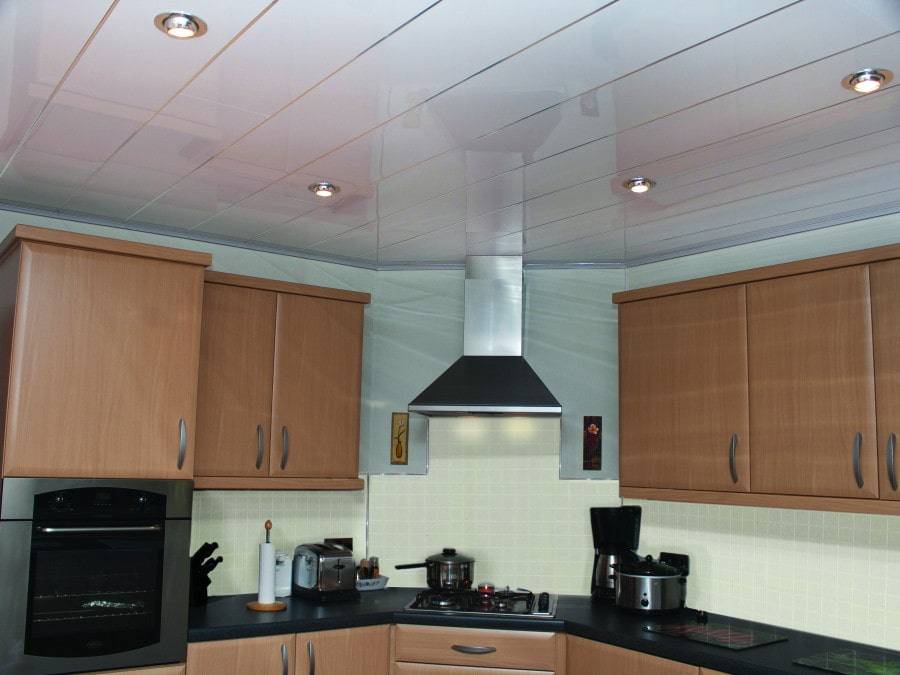 Потолочные панели для кухни, пластиковый потолок на кухне - фото и примеры