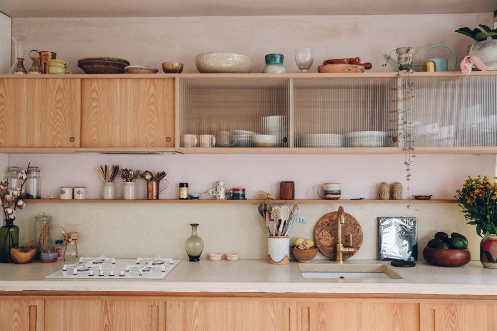 Открытые полки на кухне - практичные и стильные решения (55 фото)