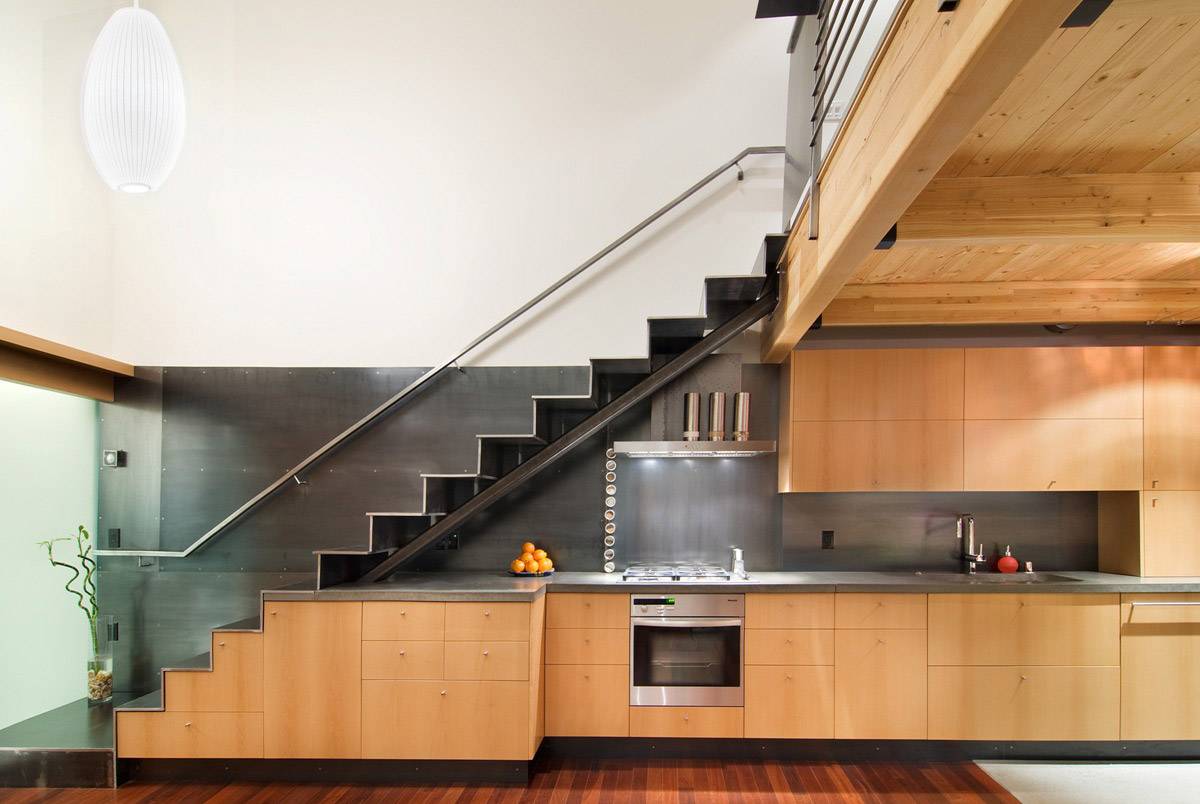 Второй этаж на кухне. Кухня под лестницей. Кухня под лестницей на второй этаж. Кухонный гарнитур под лестницей. Кухня под лестницей в деревянном доме.
