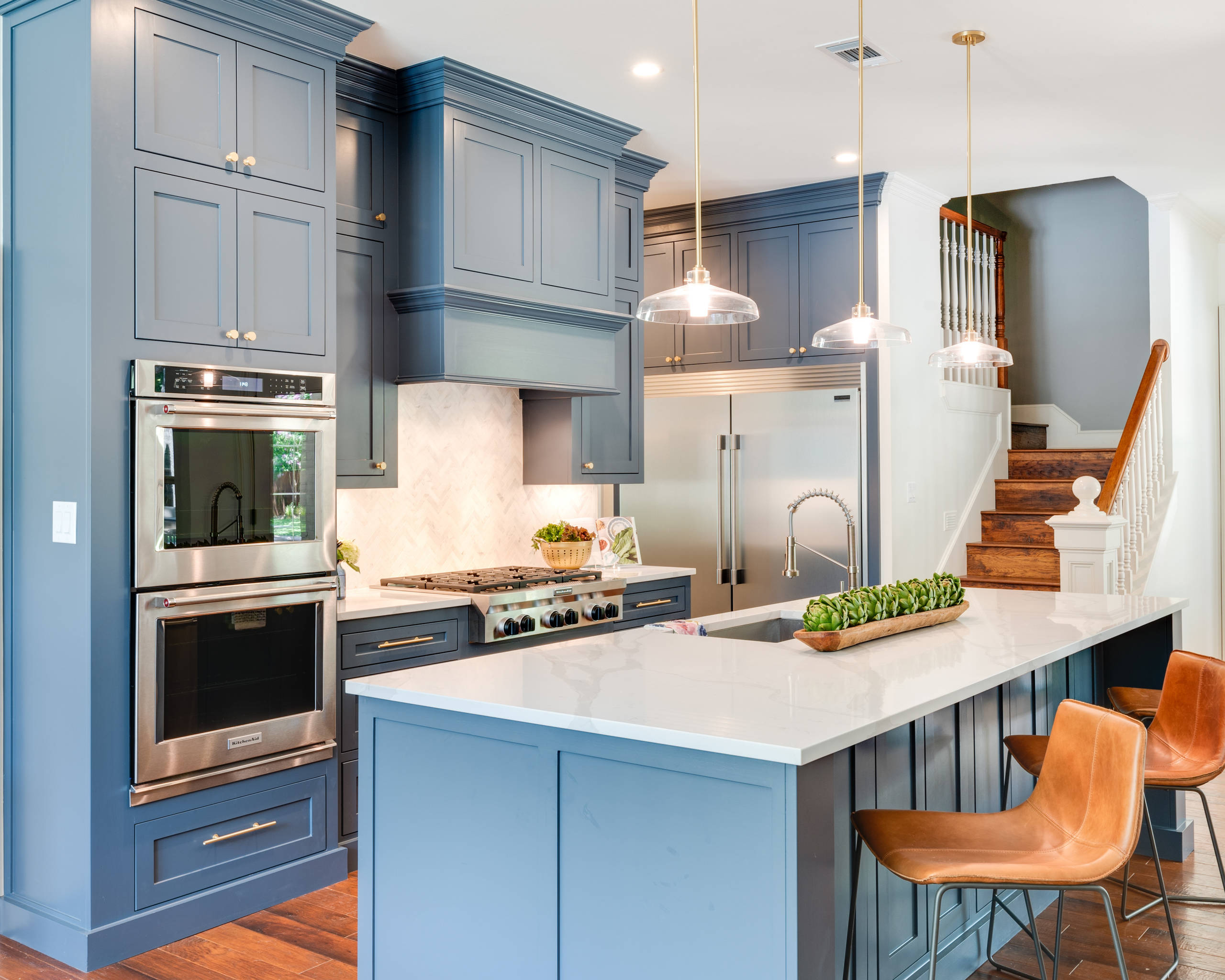 Голубая кухня в интерьере, дизайн кухни в синих, голубых и серых тонах, с чем сочетается цвет