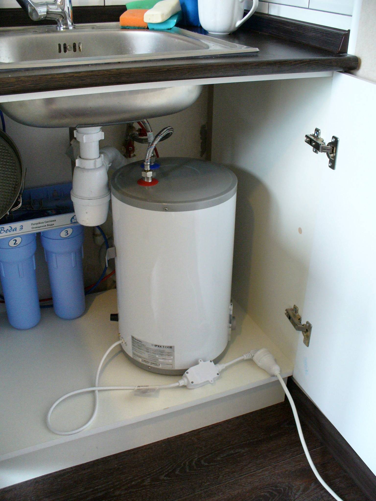 Как замаскировать накопительный водонагреватель: дизайнерские приемы для кухни