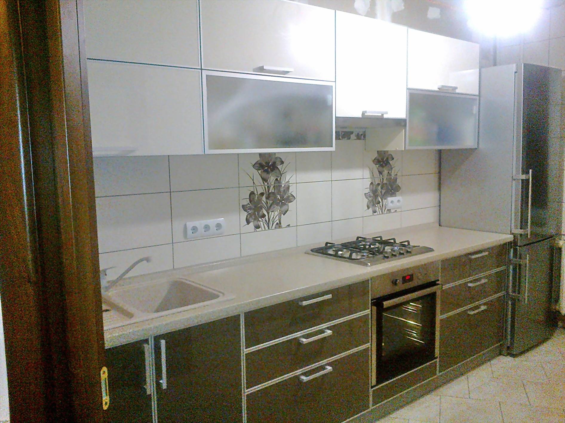 Кухни фасад в металлической рамке. кухонные фасады в алюминиевой рамке — особенности и преимущества. фасады мебельные из алюминиевых профилей с прозрачными и узорчатыми стеклами