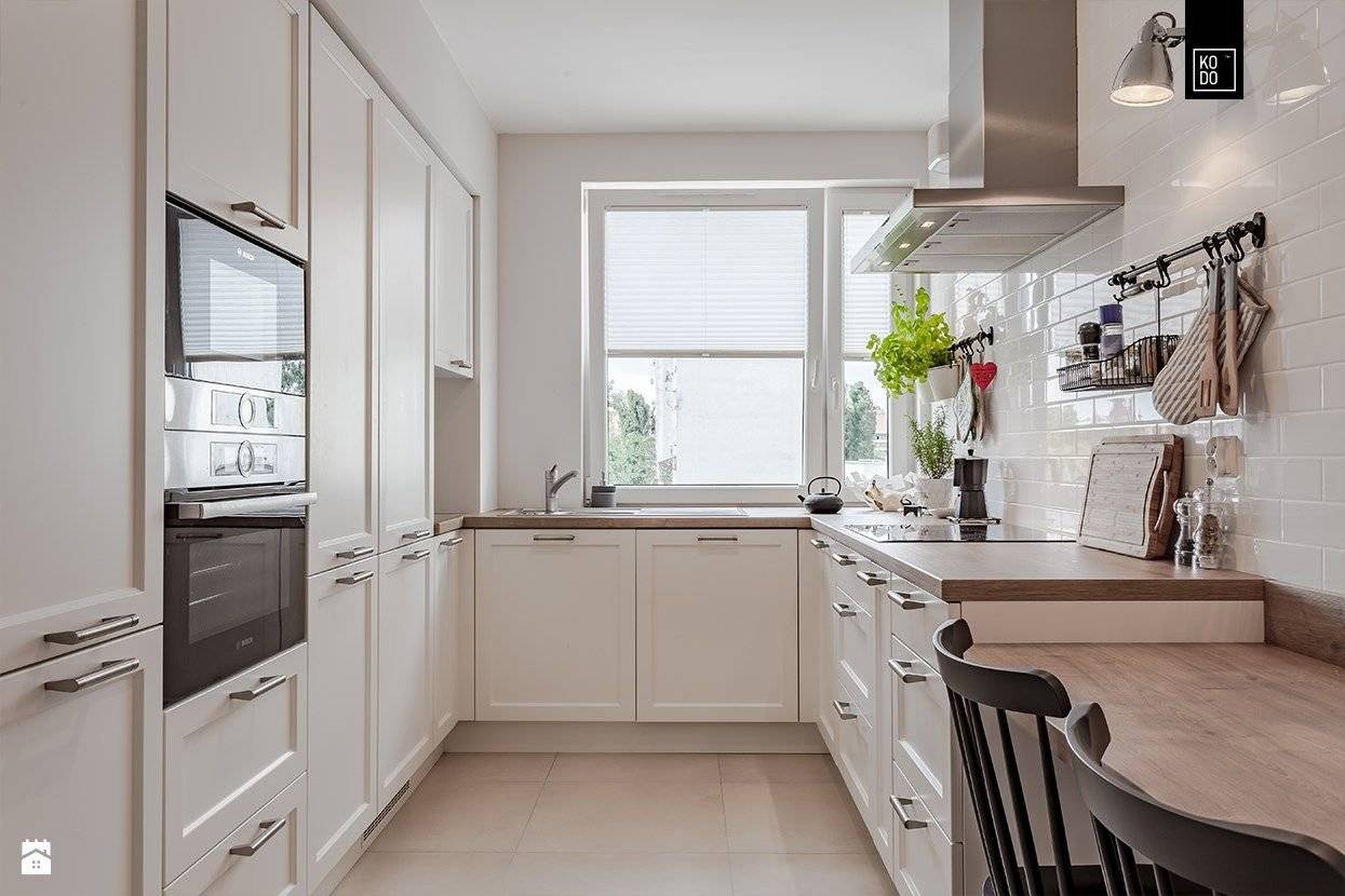 Проект П-образной белой кухни 11 кв м с двумя окнами
