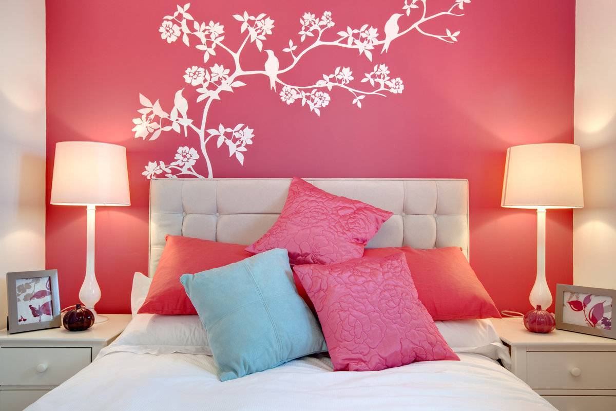 Декор спальни. Декор стены в спальне. Розовые стены в интерьере. Украшения для стены. Красиво покрасить комнату