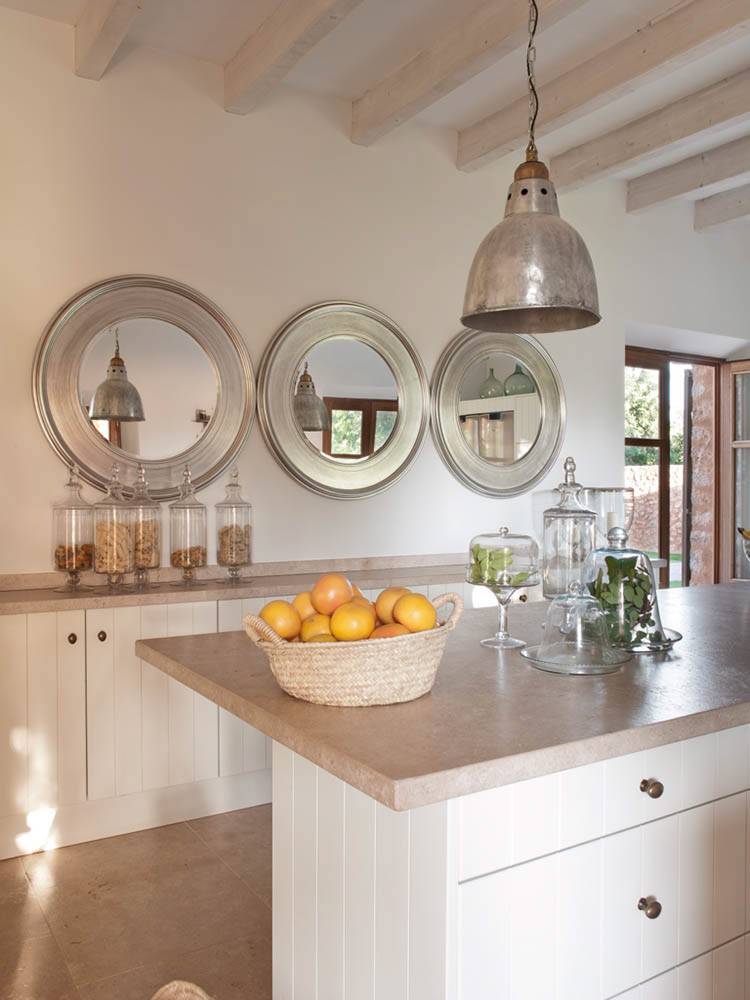 Зеркало на кухне — стоит ли его использовать?
