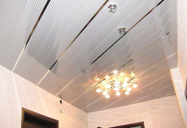 Потолок на кухне из пластиковых панелей - особенности монтажа и дизайна