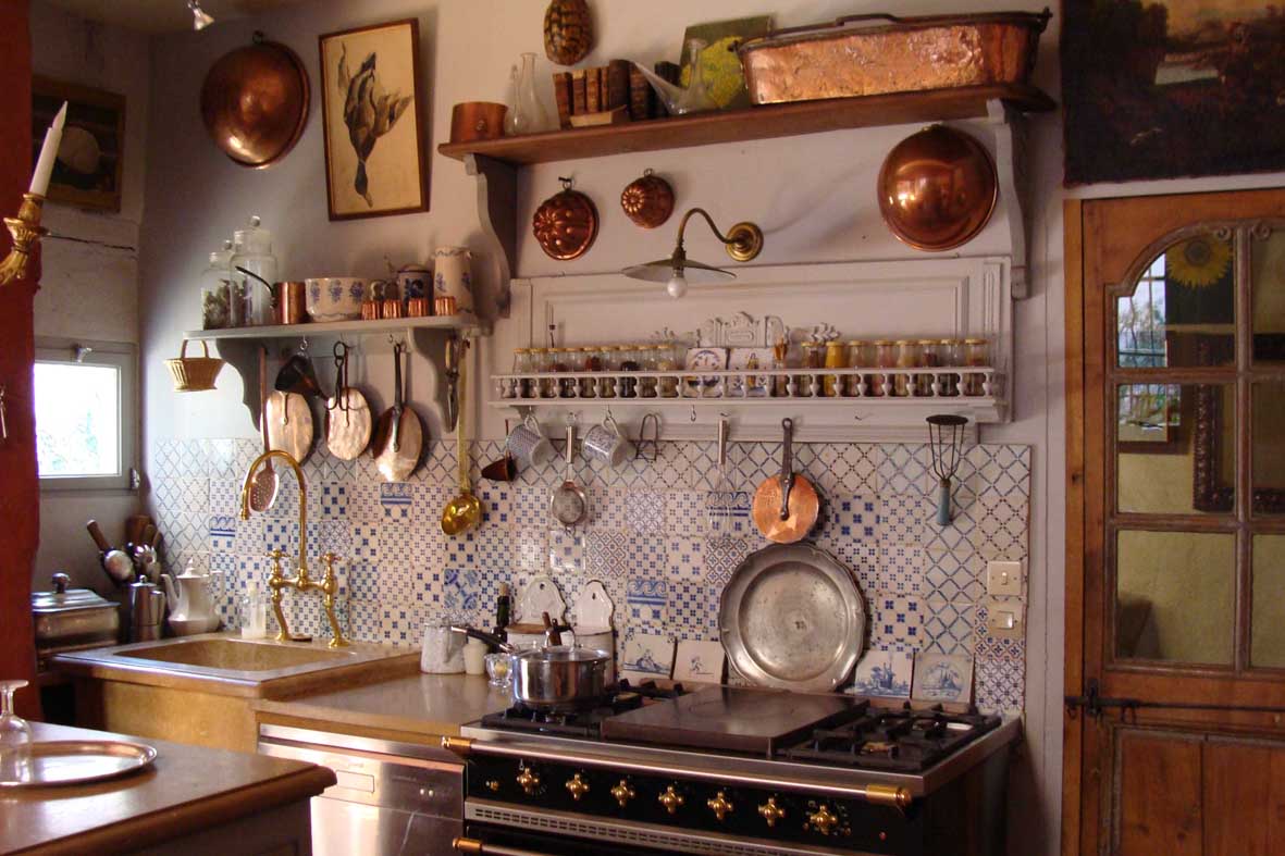 Кухни в стиле кантри: сочетание цветов, отделка и декор, фото в интерьере