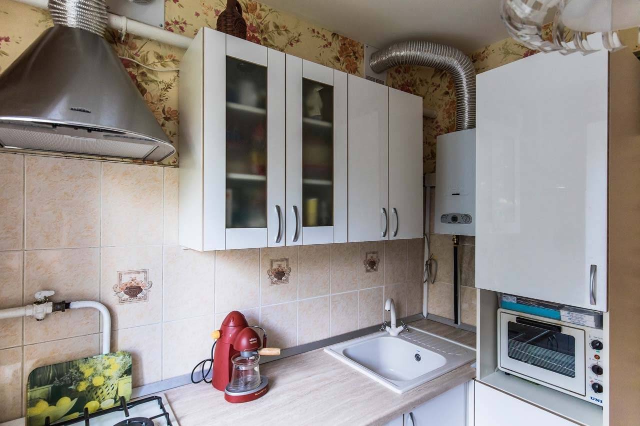 Кухни в хрущевке с холодильником, газовой колонкой, гостиной, фото