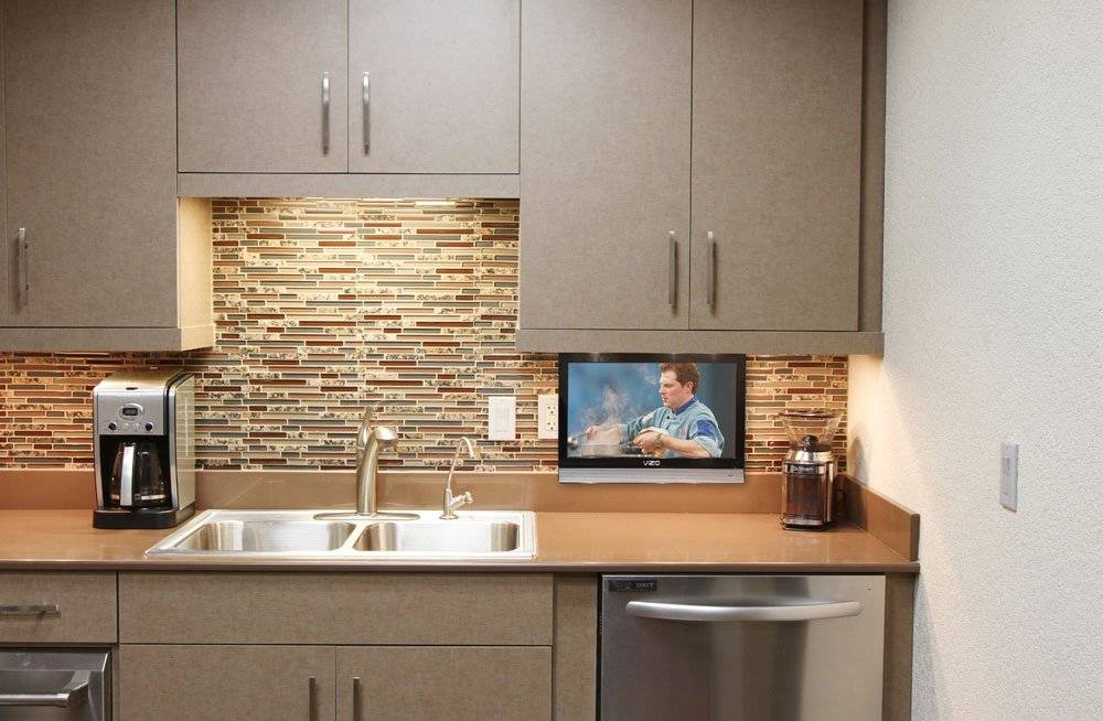 4 способа удачного размещения телевизора на кухне