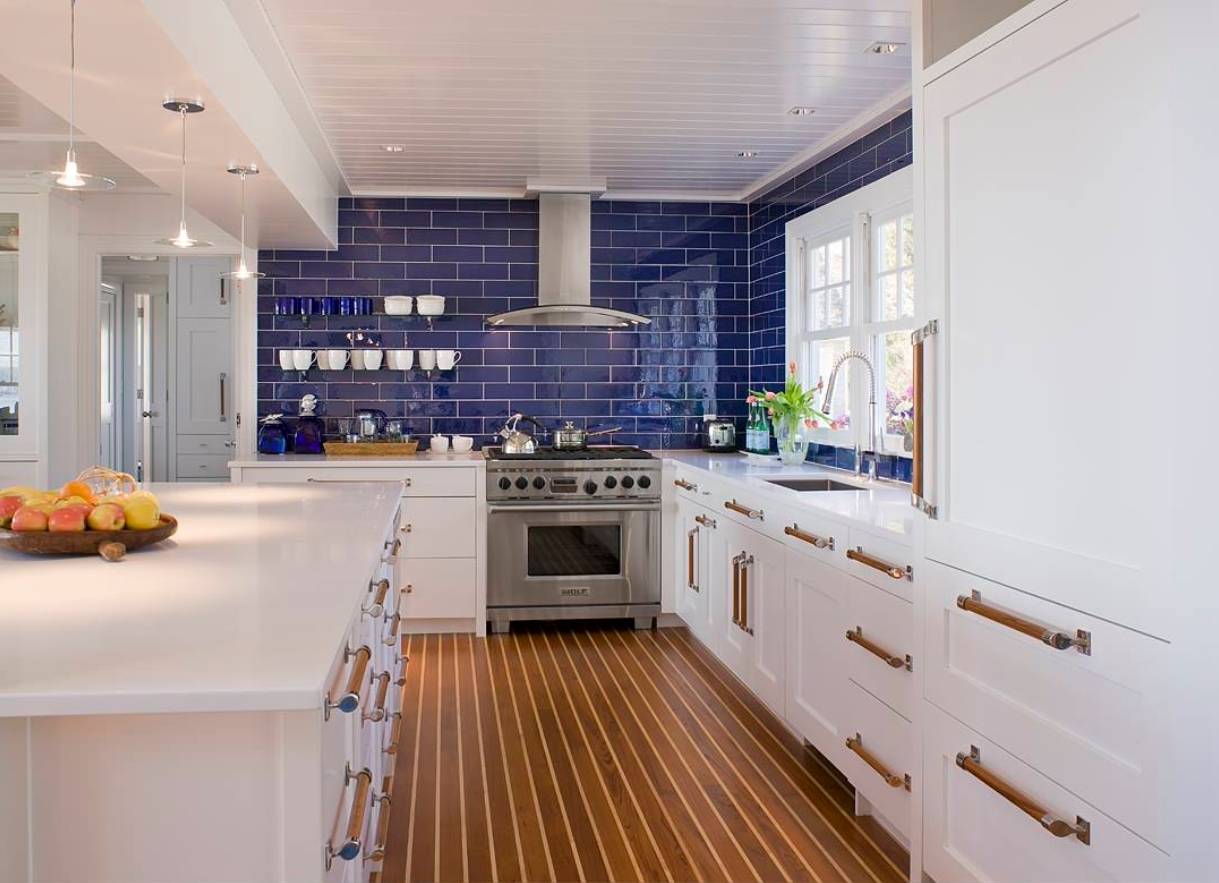 Фартук до потолка. Дизайнерские кухни. Кухня с синим фартуком. Синяя плитка на кухне. Белая кухня с синим фартуком.