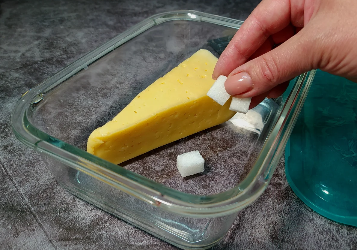 Как сохранить сыр в холодильник свежим. Сыр в холодильнике. Сыр в морозилке. Хранение сыров. Лайфхак по нарезке сыра.