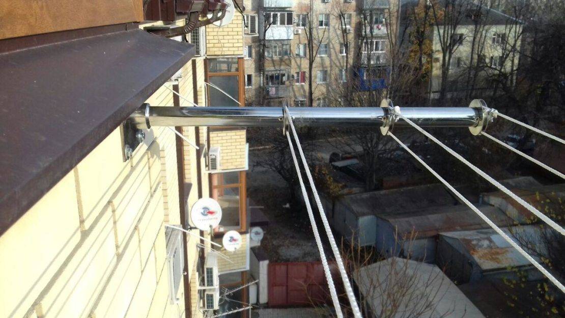 Бельевые веревки на балкон с креплением на стену для сушки: как повесить и завязать своими руками