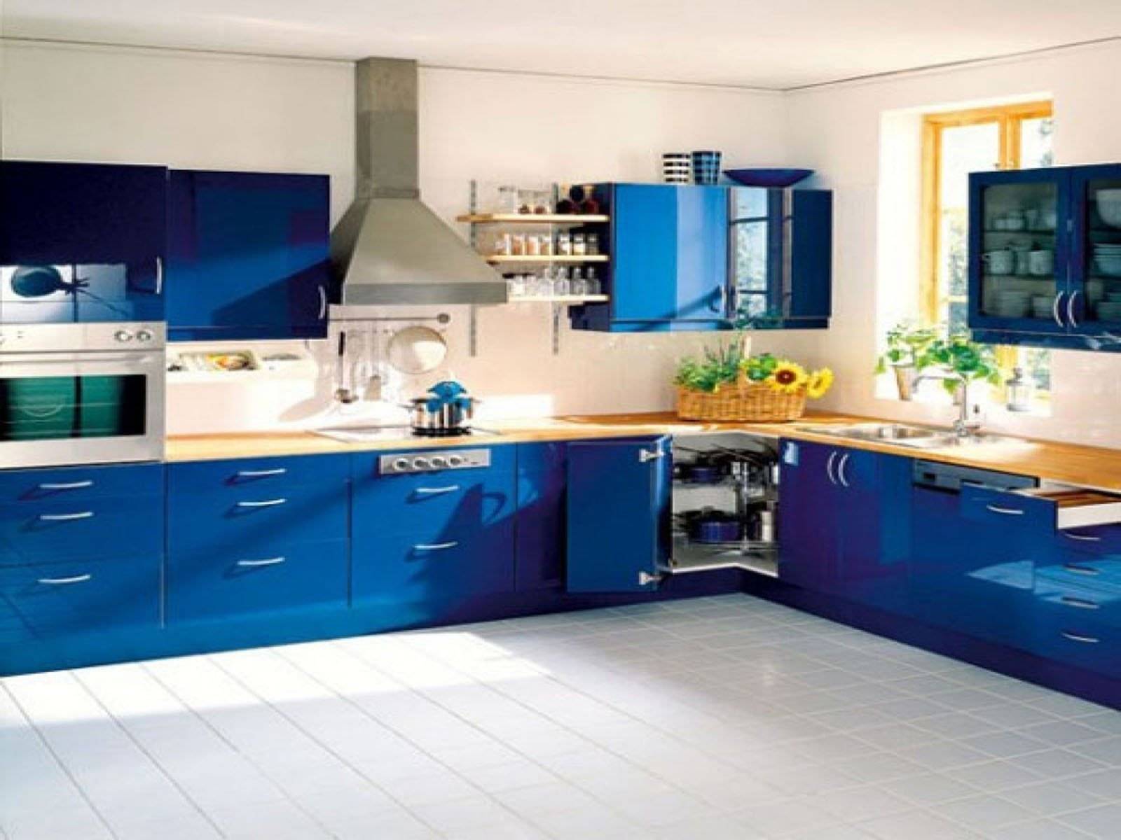 Синяя кухня в интерьере с деревянной столешницей, темным фартуком и гарнитуром
 - 37 фото