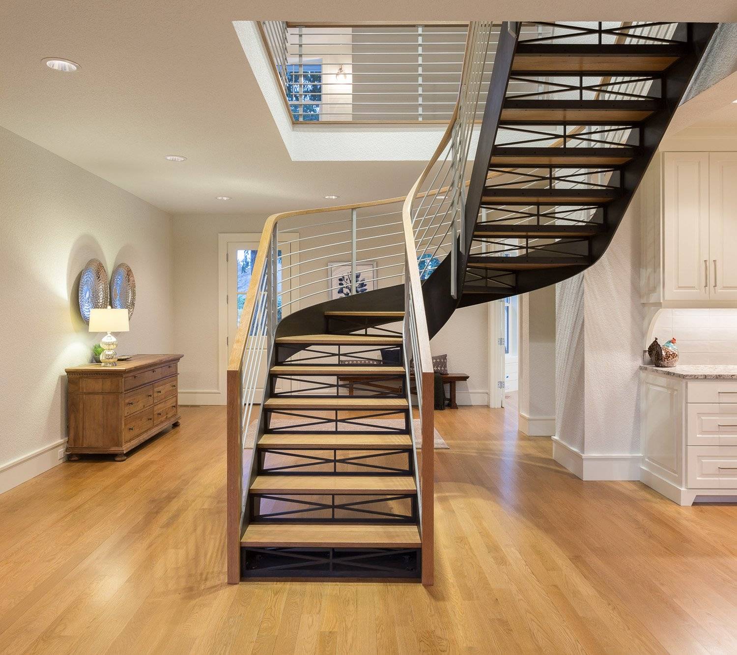 Сайт новая лестница. Мансардная лестница двухмаршевая. Лестница в доме. Лестница в частном доме. Лестница на второй этаж.
