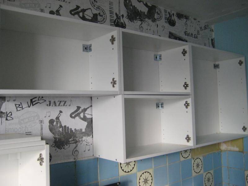 На какой высоте вешать кухонные шкафы: установка навесного кухонного гарнитура