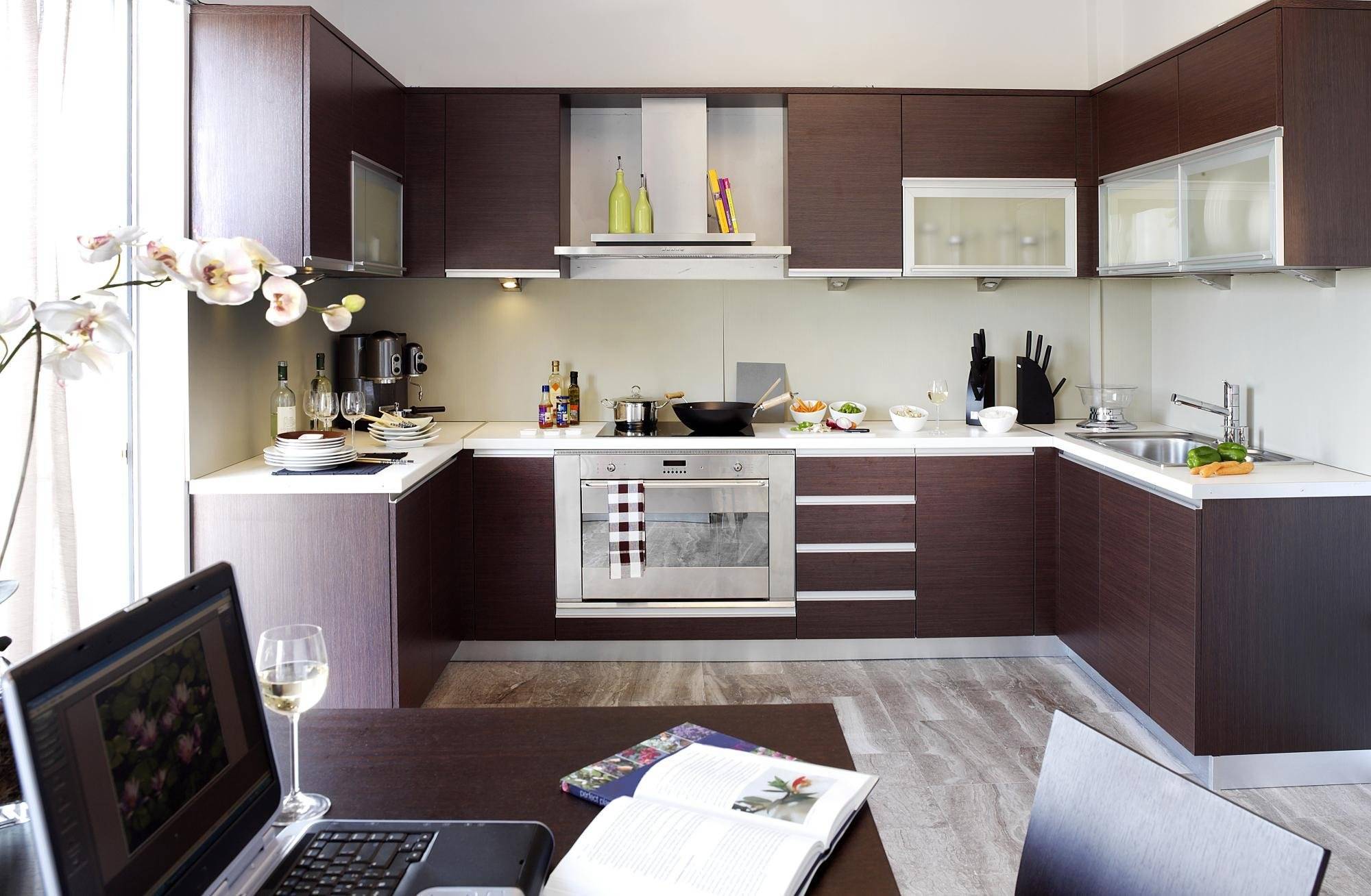 Коричневая кухня: гарнитур в коричневых тонах, белый цвет стен с темным гарнитуром
 - 24 фото