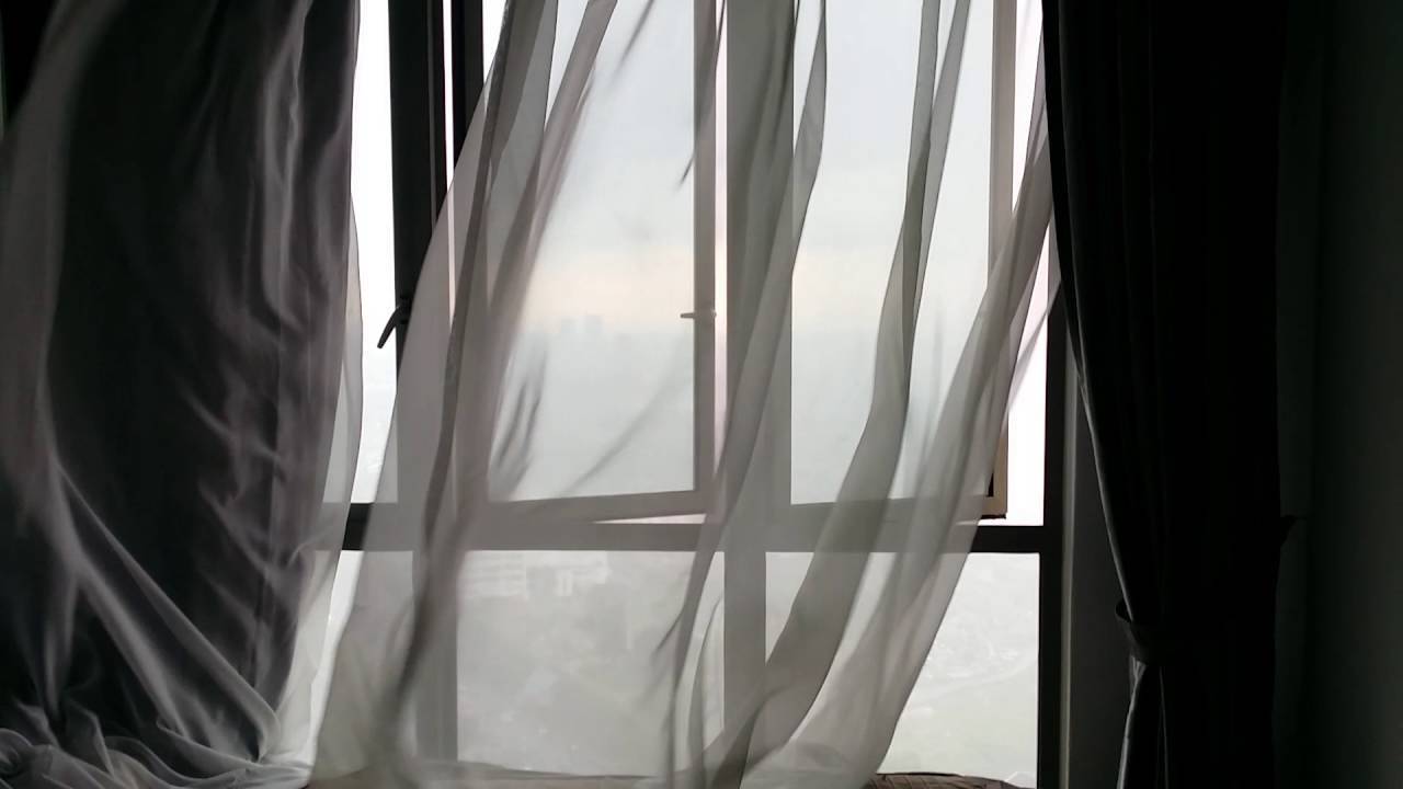 Свежий ветер окна. Открытое окно со шторой. Занавеска на ветру. Развивающиеся занавески. Белые занавески на ветру.