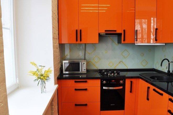Оранжевые кухни: угловые, маленькие, кухни-гостиные, фото в интерьере