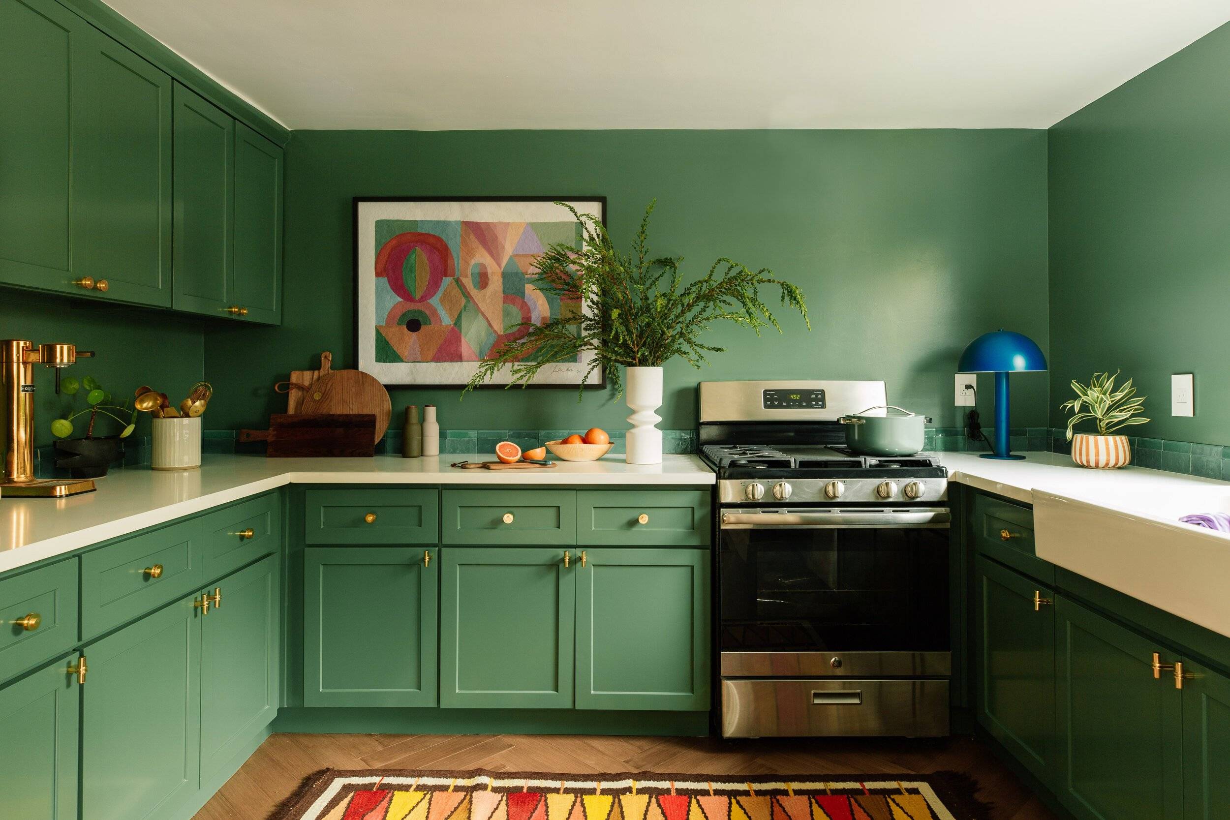 Зеленые обои на кухне. Изумрудная кухня икеа. Кухонный гарнитур зеленый икеа. Темно зеленая кухня. Кухня в зеленых тонах.