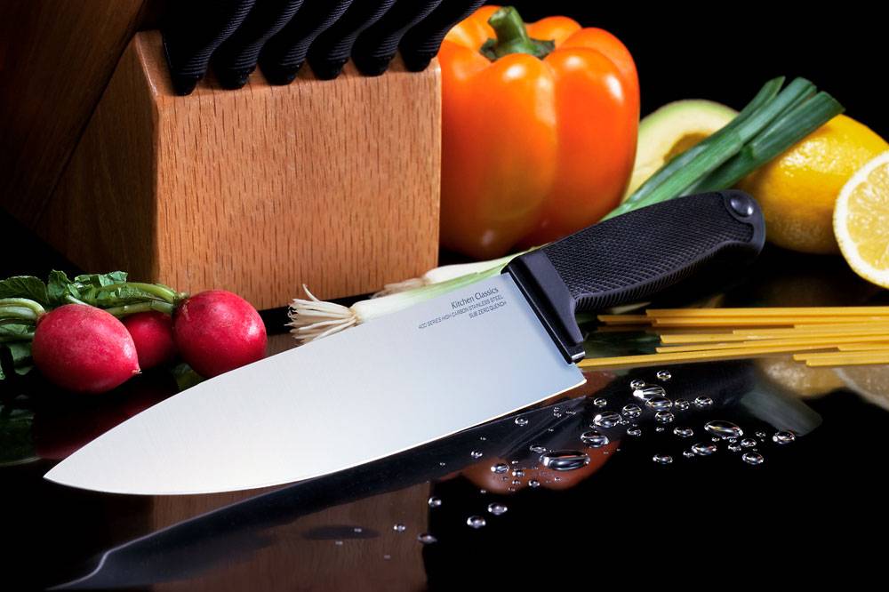 Кухонный нож. Острый кухонный нож. Кухонный нож на столе. Красивые кухонные ножи.