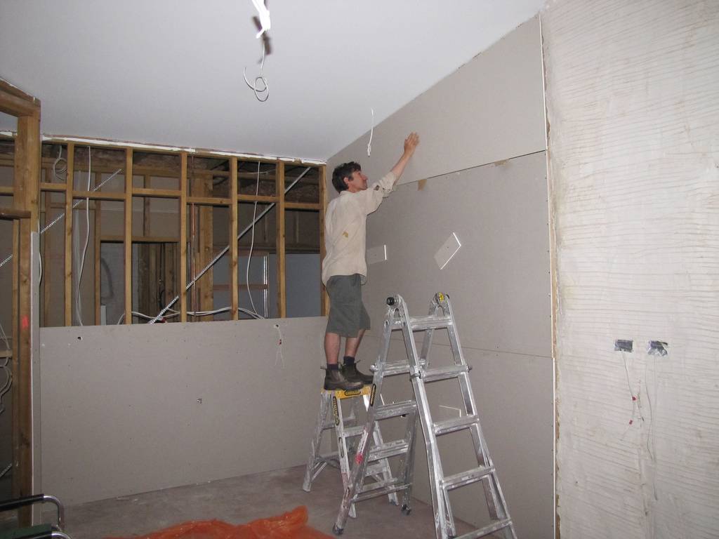 Монтаж гипсокартонного потолка: делаем без ошибок