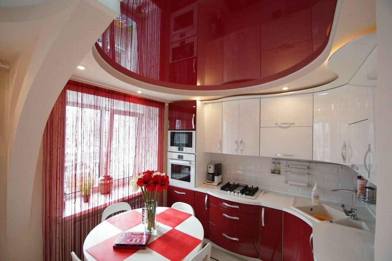 Натяжной потолок на кухне — фото нового дизайна интерьера
