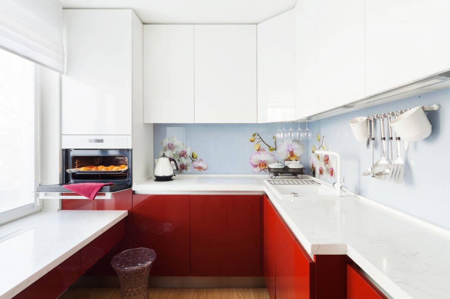 Красно-белая кухня: фото примеры реальных интерьеров