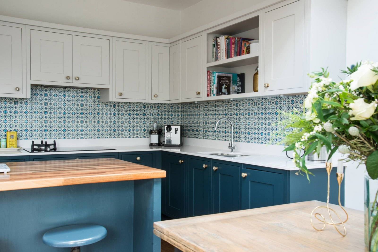Белая кухня синяя столешница. Кухни в Леруа в скандинавском стиле. Бело голубая кухня с деревянной столешницей. Голубая кухня в скандинавском стиле. Кухня с голубым фартуком.