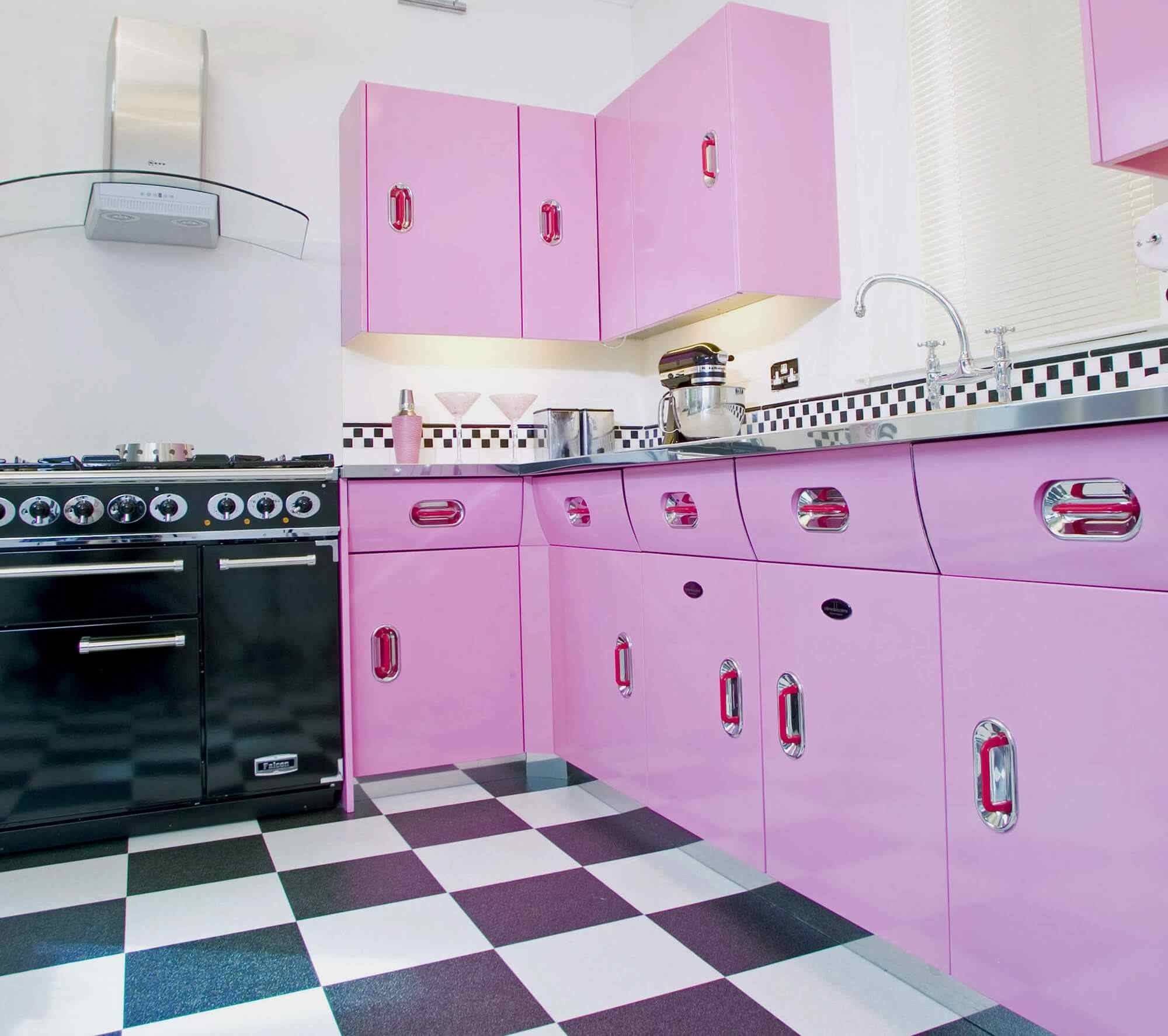 розовый гарнитур на кухне