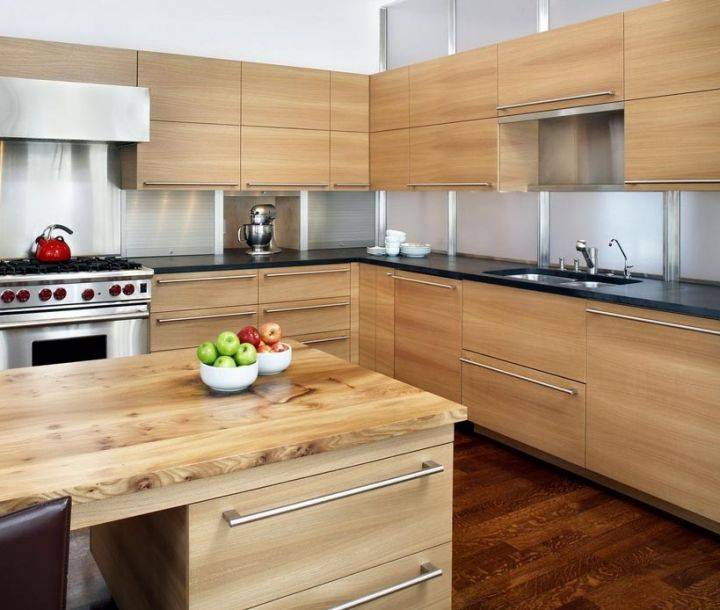 Деревянная кухня в современном стиле: как правильно обустроить, на чем можно сэкономить, преимущества дизайна из массива, оформление фартука, примеры на фото