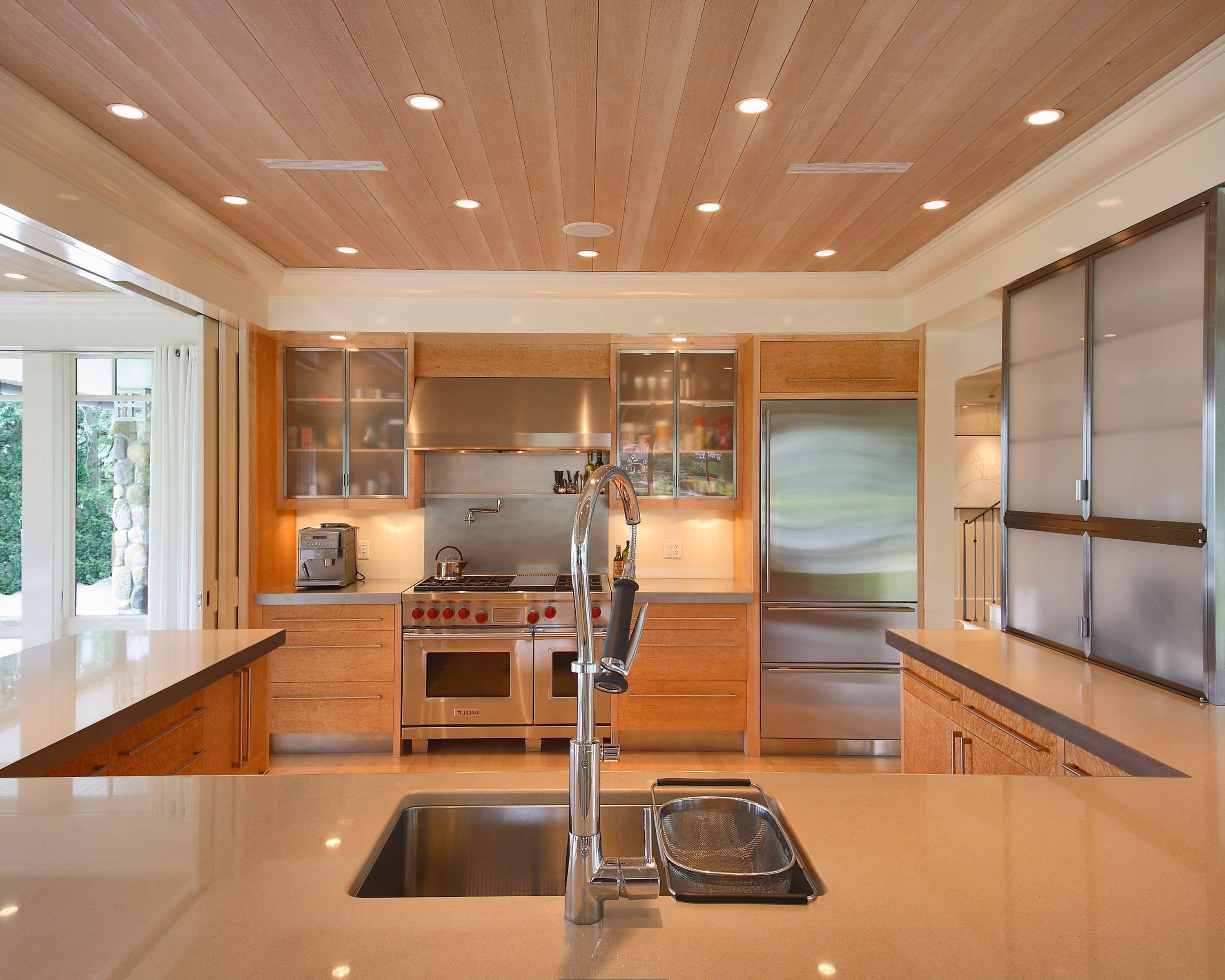 Потолок на кухне: варианты отделки эконом класса, какие выбрать обои, как лучше сделать кухонные потолочные покрытия