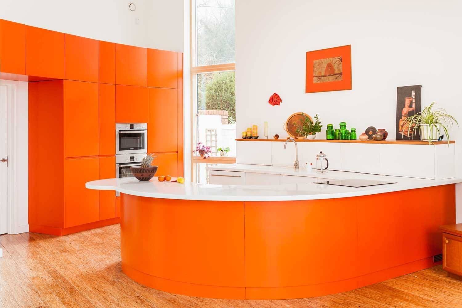 Оранжевая кухня: сочетание цвета с другими в интерьере - черным, белым, серым, 
 - 59 фото